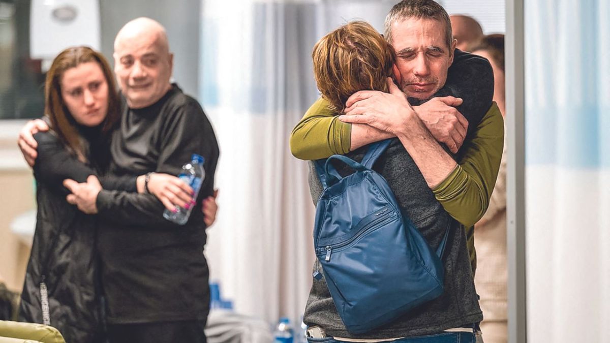 Louis Har, un rehén rescatado se reunió ayer con su familia en el Hospital Tel Hashomer en Ramat Gan, en las afueras de Tel Aviv