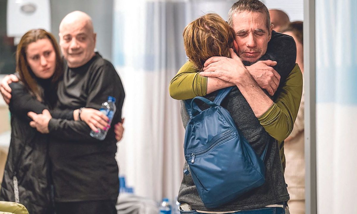 Louis Har, un rehén rescatado se reunió ayer con su familia en el Hospital Tel Hashomer en Ramat Gan, en las afueras de Tel Aviv