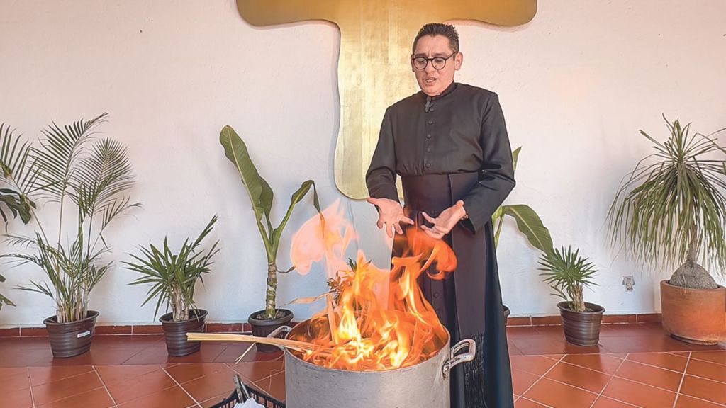 Polvo eres. Con respeto, el sacerdote José Alberto Medel Ortega quema diversos objetos religiosos para el Miércoles de Ceniza.