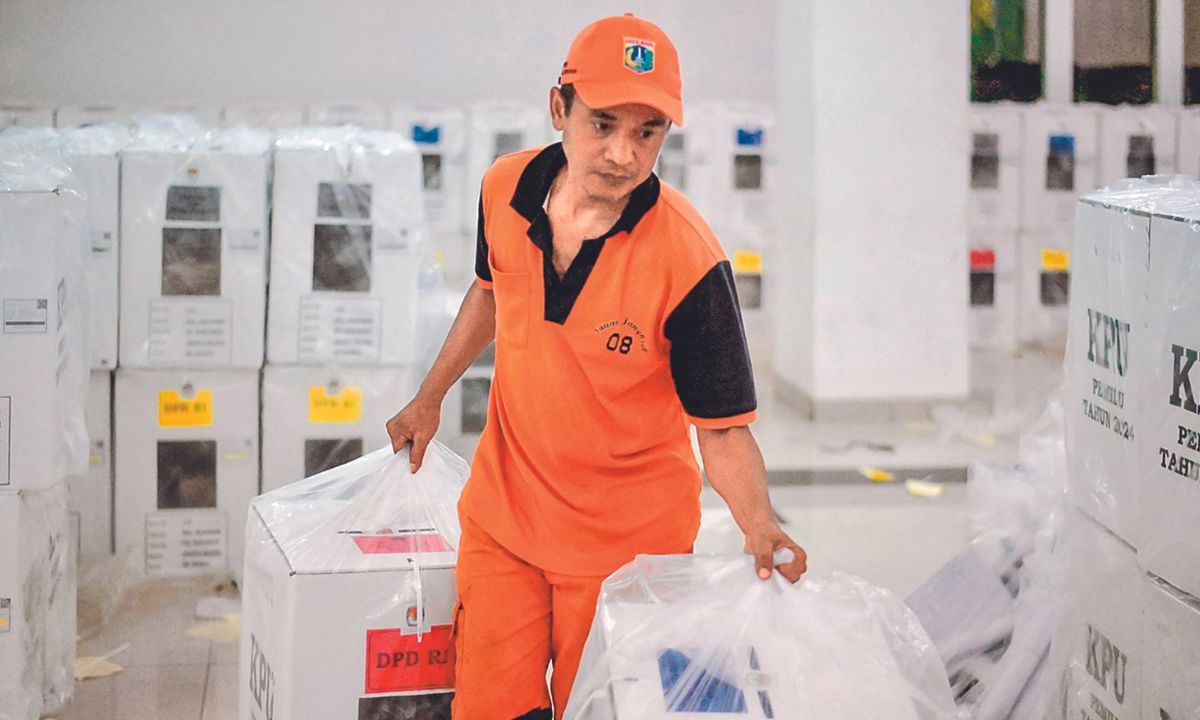 ELECCIONES. Funcionarios transportaron ayer urnas para su distribución en los colegios electorales de Yakarta.