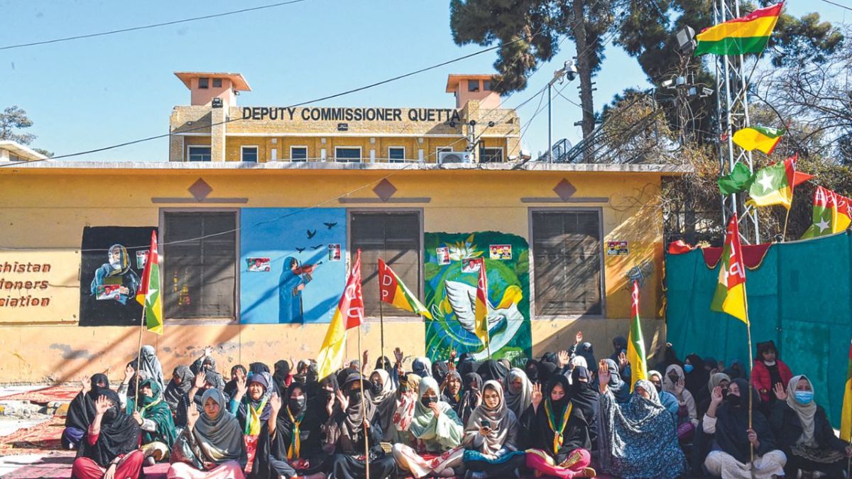 PROTESTA. Activistas del Partido Democrático Hazara (HDP) se congregaron ante la Oficina del Vicecomisario en Quetta, para denunciar fraude electoral en el país.