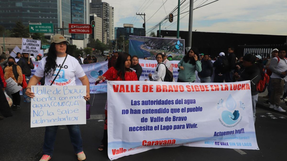 Queja. Manifestantes del Edomex realizaron un plantón en frente a las oficinas de la Comisión Nacional del Agua en la Ciudad de México, ante la falta de respuesta de las autoridades mexiquenses.