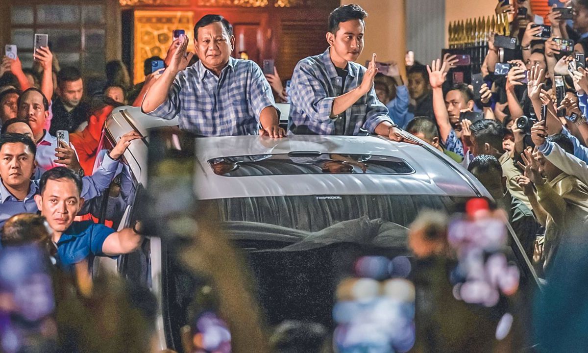FESTEJO. Prabowo Subianto y Gibran Rakabuming Raka, hijo del actual presidente indonesio, Joko Widodo, celebraron ayer su victoria ante seguidores en Yakarta.
