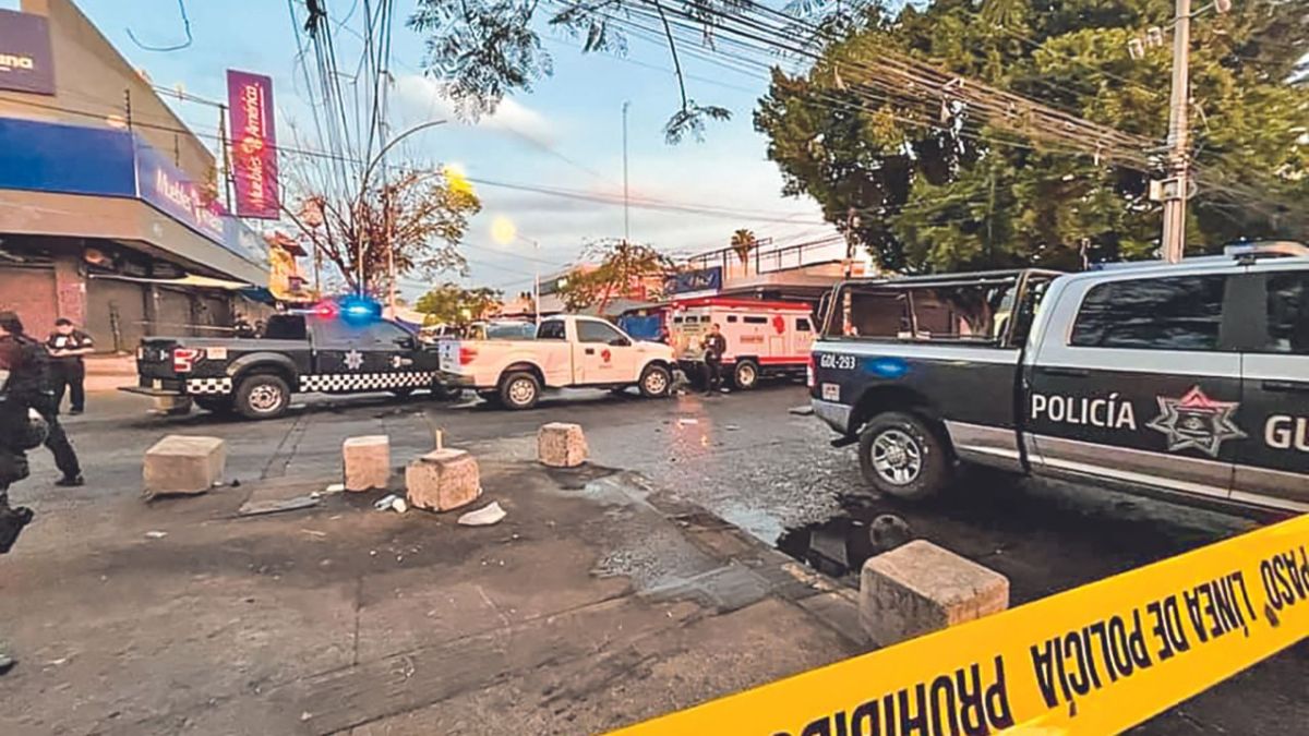 ESCENA. En Guadalajara, dos custodios de una camioneta de valores fueron acribillados para robarles.