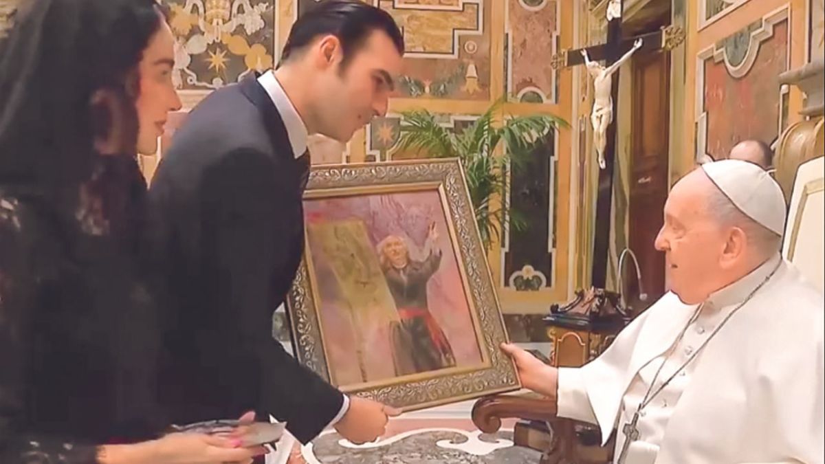 Vaticano. El legislador obsequió al papa un cuadro de Miguel Hidalgo con el estandarte de la Virgen.