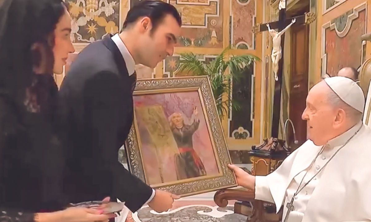 Vaticano. El legislador obsequió al papa un cuadro de Miguel Hidalgo con el estandarte de la Virgen.