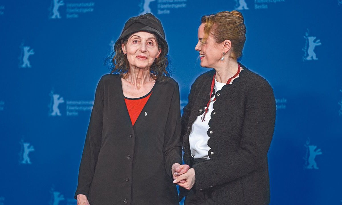 La directora de cine alemana Julia von Heinz (derecha) y la autora australiana Lily Brett de la película Treasure