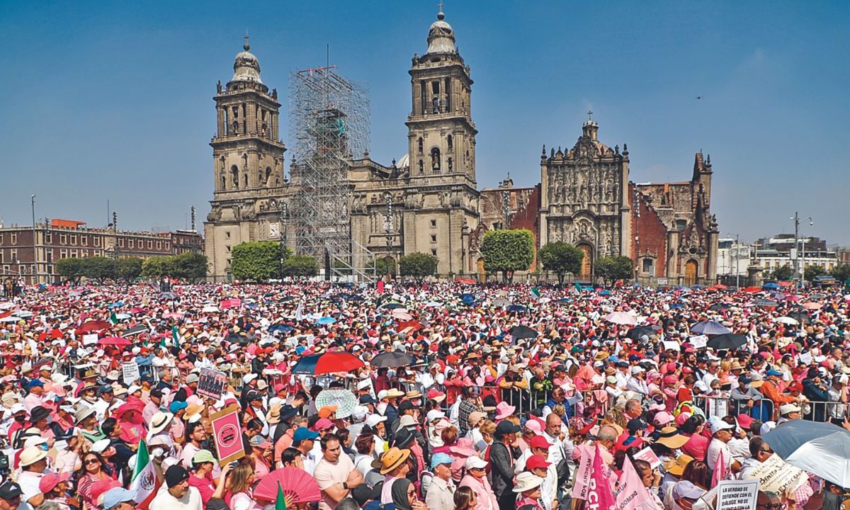 Son las 9:00 horas en el Zócalo capitalino, donde poco a poco comienzan a aparecer, a solas y en grupos, personas vestidas de rosa