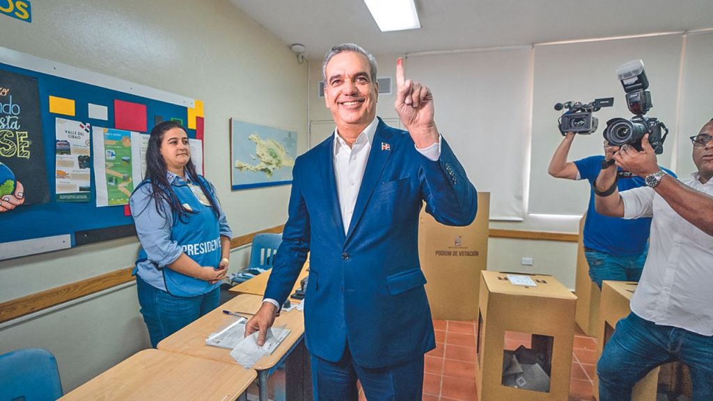 Participación. El presidente Luis Abinader emitió su voto ayer en Santo Domingo.