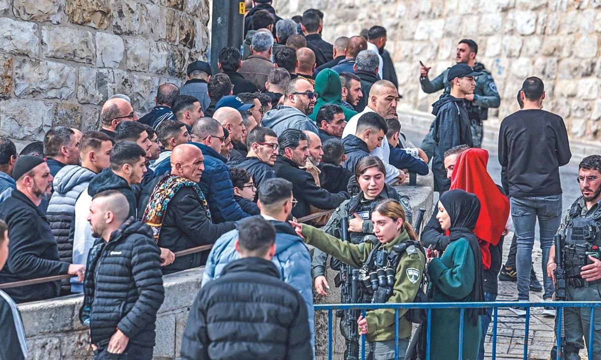 BLOQUEO. Miembros de las fuerzas de seguridad israelíes montaban guardia mientras musulmanes esperaban cerca de la Puerta del León para entrar a la mezquita de Al Aqsa antes de la oración del mediodía.