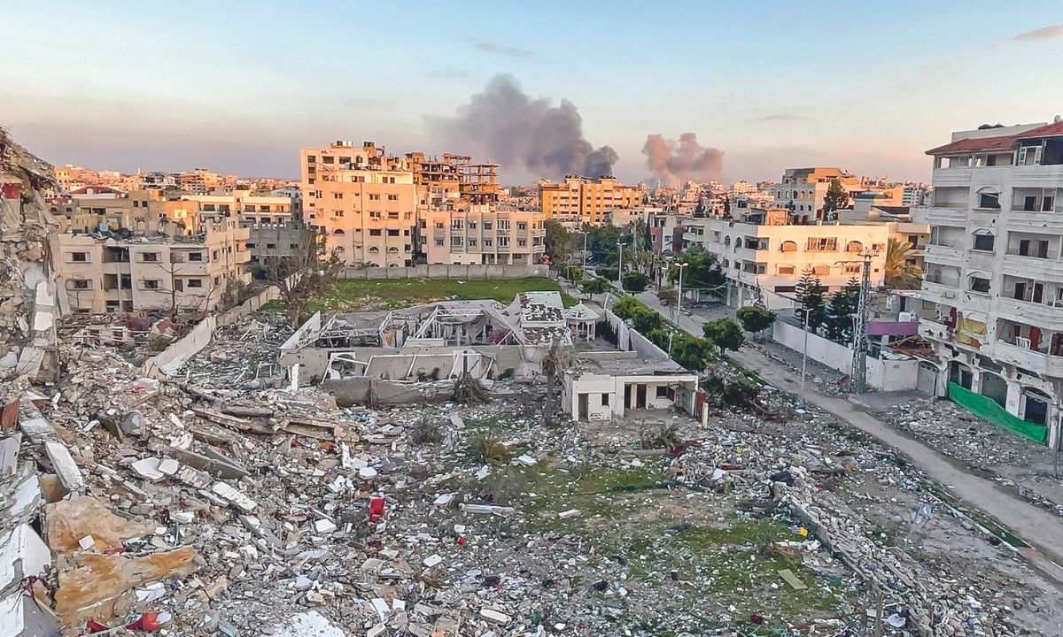 ATAQUE. Los escombros de edificios destruidos y humo se visualizaban ayer durante un bombardeo en la Franja, en medio de los combates entre Israel y Hamás.