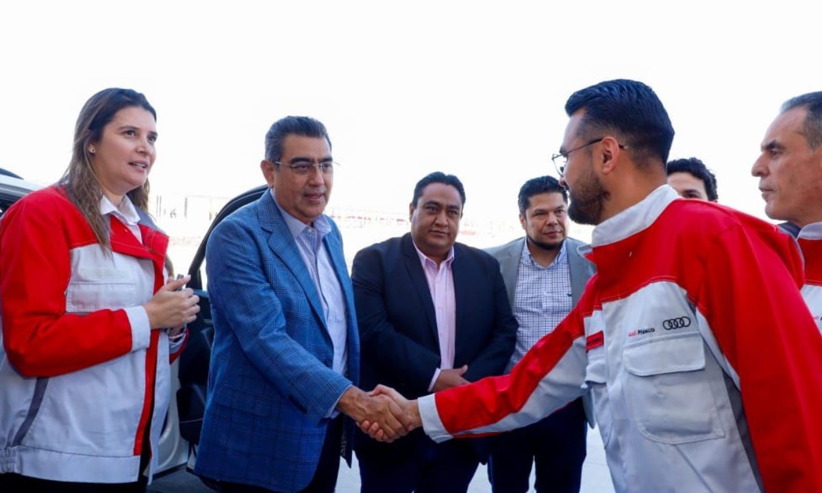 PUEBLA. El gobernador Sergio Salomón se reunió con directivos de la armadora y trabajadores, tras el fin de la huelga.