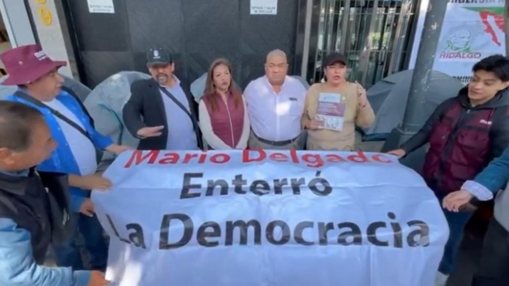 Simpatizantes de Morena protestan contra Mario Delgado