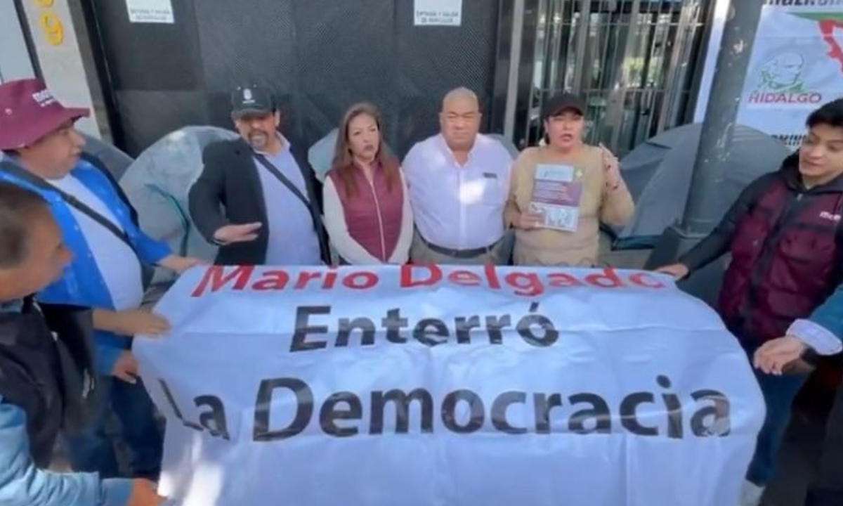 Simpatizantes de Morena protestan contra Mario Delgado