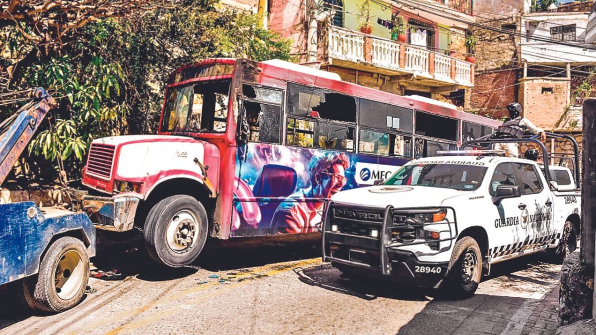 IMPARABLES. En la colonia Primero de Mayo, en Acapulco, hombres armados incendiaron parcialmente un autobús de transporte público. 
