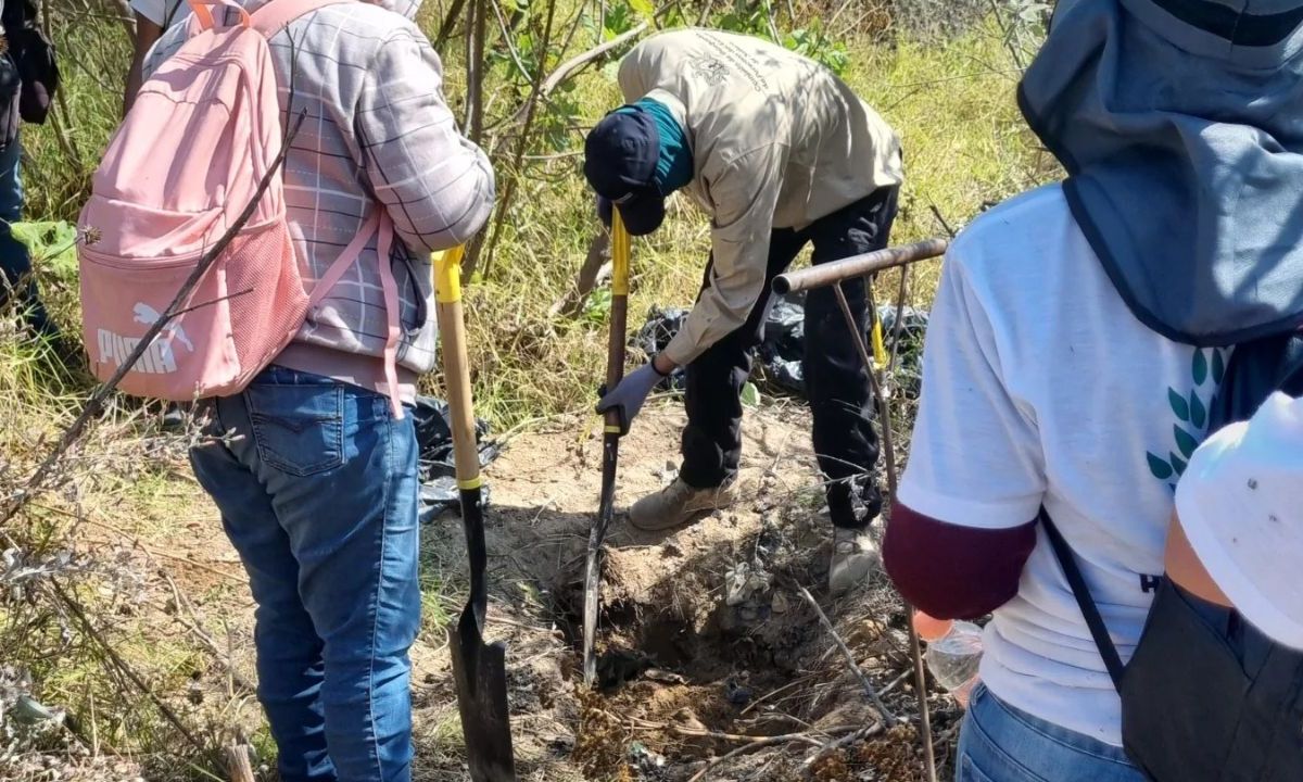 INSISTENCIA. Rastreadores de Jalisco regresaron a la fosa donde en septiembre reportaron iindicios de restos.