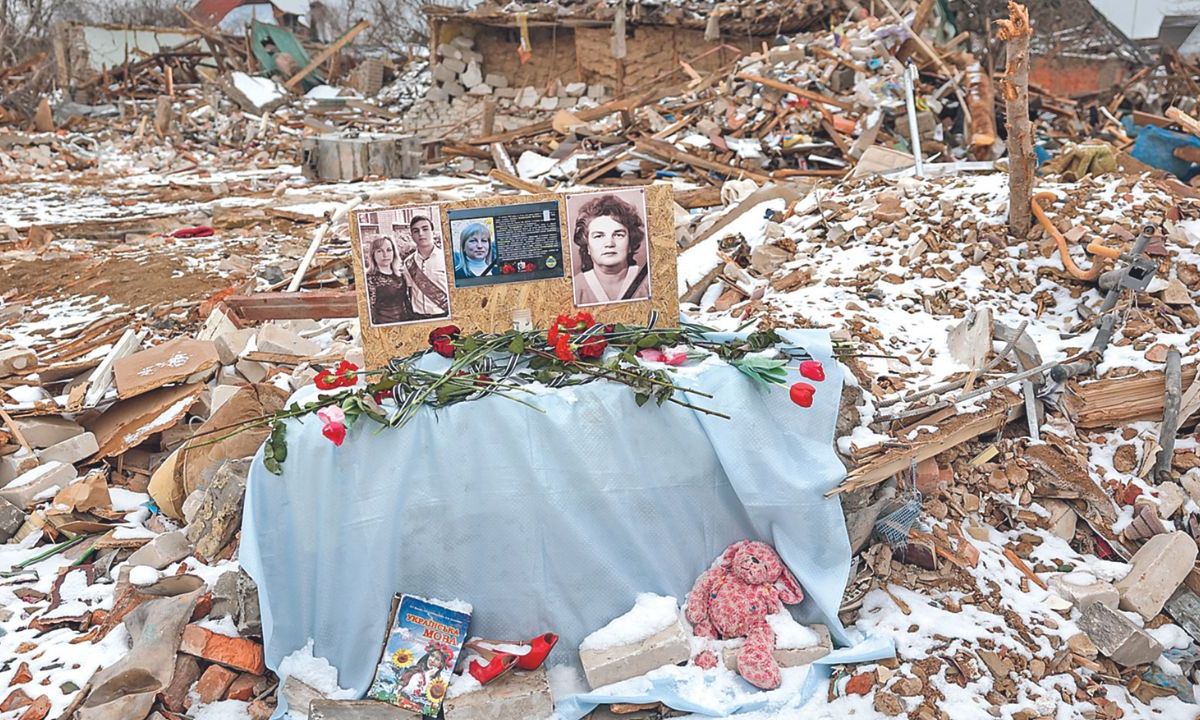 MUERTE. Los retratos de personas fallecidas fueron expuestos ayer durante una ceremonia fúnebre en el lugar donde se encontraba su casa, destruida por un ataque ruso con misiles en la región de Donetsk.
