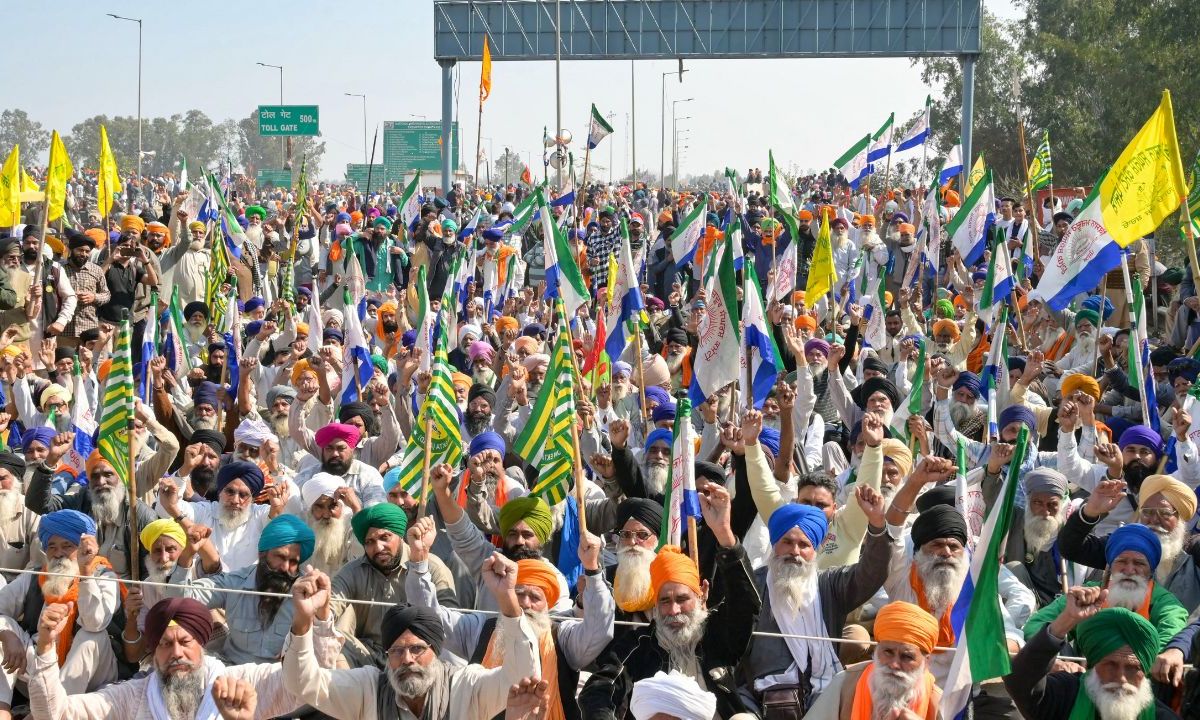 Los campesinos que intentan dirigirse a la capital de la India desde los estados vecinos de Punjab y Haryana presionan a las afueras de la capital para llegar a un acuerdo. 
