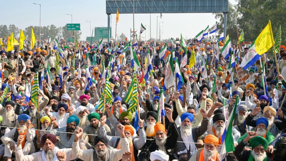 Los campesinos que intentan dirigirse a la capital de la India desde los estados vecinos de Punjab y Haryana presionan a las afueras de la capital para llegar a un acuerdo. 