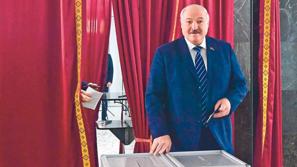 PARTICIPACIÓN. El presidente de Bielorrusia, Alexander Lukashenko, acudió a las urnas durante las elecciones parlamentarias para votar en un colegio en Minsk