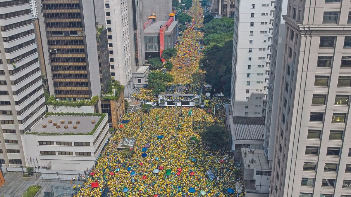 OPOSICIÓN. El expresidente Jair Bolsonaro fue recibido por sus partidarios durante un mitin en Sao Paulo, Brasil, para rechazar las acusaciones de que planeó un golpe con aliados para permanecer en el poder tras su fallida candidatura a la reelección en 2022.
