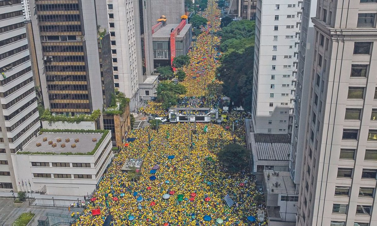 OPOSICIÓN. El expresidente Jair Bolsonaro fue recibido por sus partidarios durante un mitin en Sao Paulo, Brasil, para rechazar las acusaciones de que planeó un golpe con aliados para permanecer en el poder tras su fallida candidatura a la reelección en 2022.
