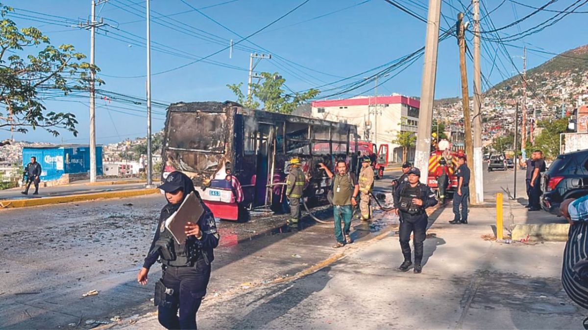 Destino. Ayer un grupo de hombres prendió fuego a un camión de pasajeros; no se reportan víctimas ni detenidos por los hechos.