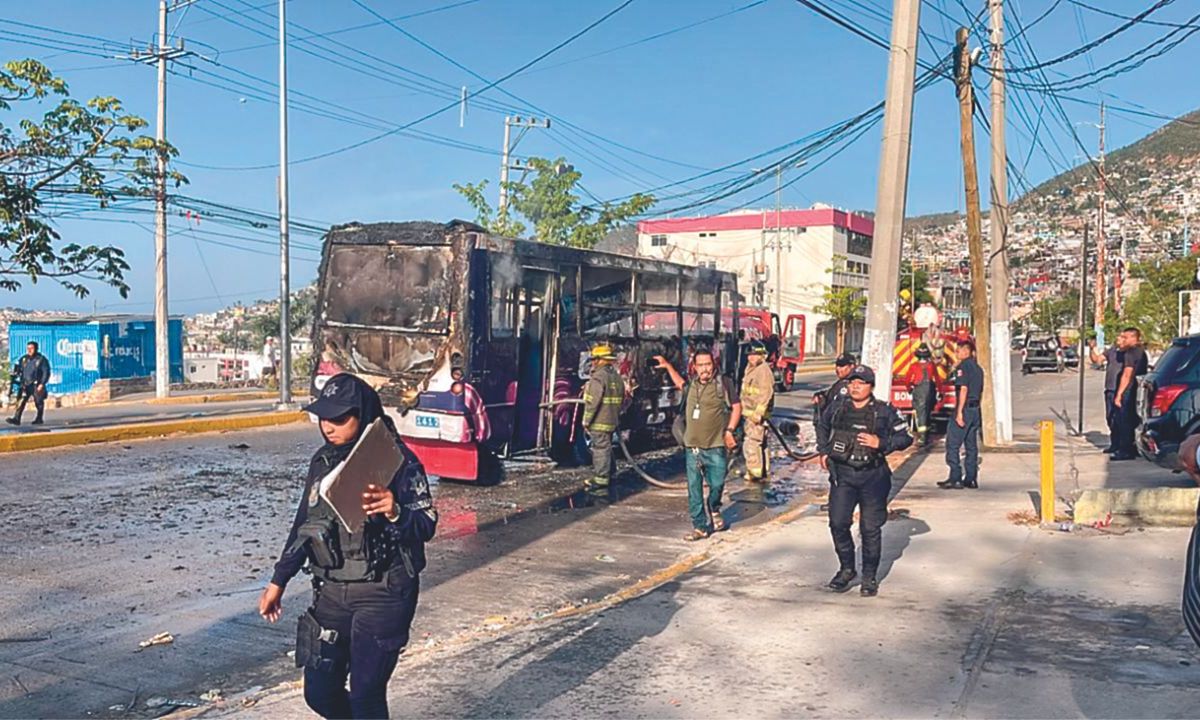 Destino. Ayer un grupo de hombres prendió fuego a un camión de pasajeros; no se reportan víctimas ni detenidos por los hechos.