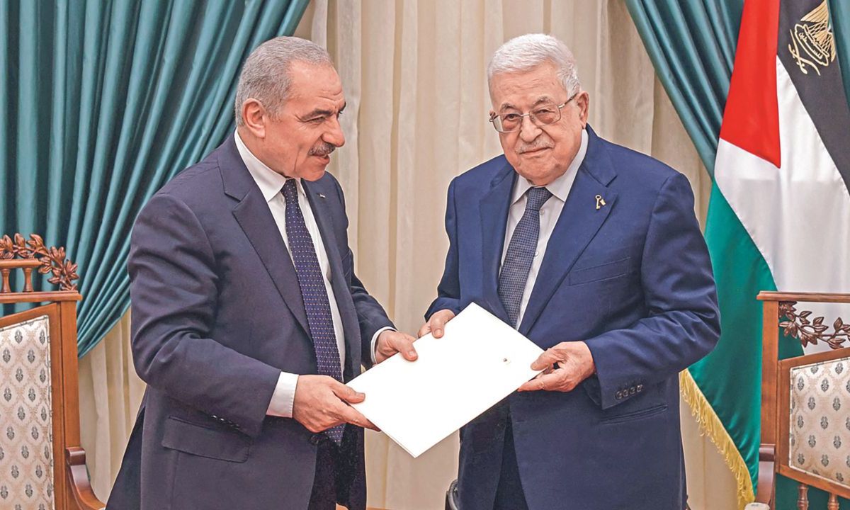 OFICIAL. El primer ministro palestino, Mohammad Shtayyeh, presentó ayer la dimisión de su gobierno al presidente Mahmud Abbas, en Ramala. CRÉDITO: AFP/HO /PPO 