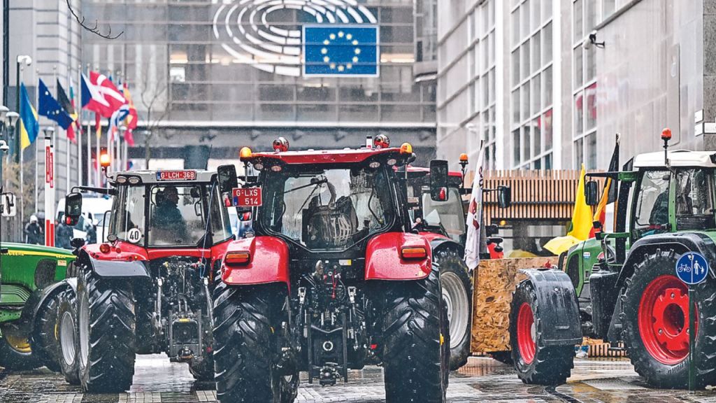 CHOQUE. Los trabajadores se reunieron ayer en medio de los disturbios durante una protesta mientras el Consejo Europeo de Agricultura se reunía en la capital de Bélgica.