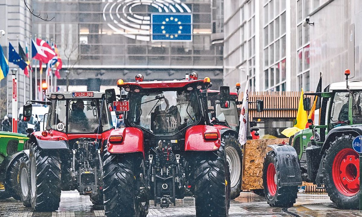 CHOQUE. Los trabajadores se reunieron ayer en medio de los disturbios durante una protesta mientras el Consejo Europeo de Agricultura se reunía en la capital de Bélgica.