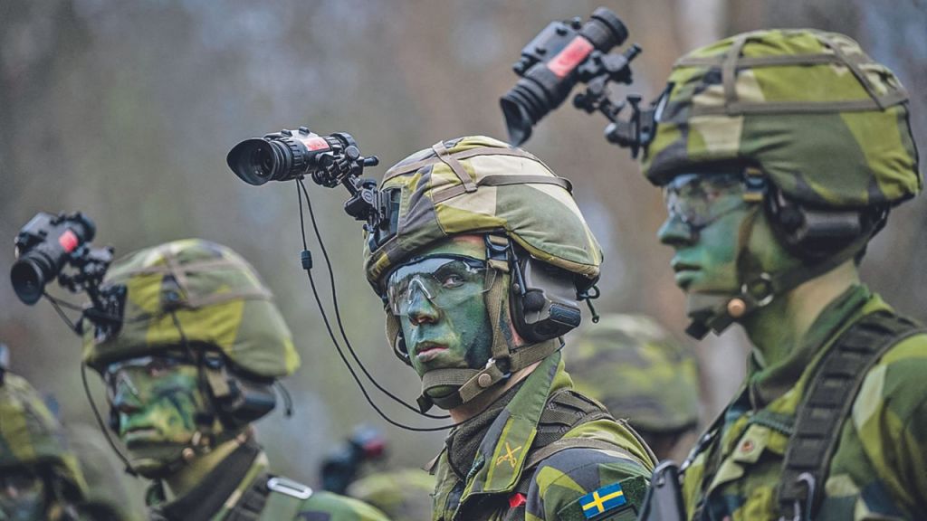 EJERCICIO. Militares del 13º batallón de contrainteligencia, 2º pelotón de reconocimiento de las Fuerzas Armadas Suecas participaron ayer en un operativo en Kungsangen, cerca de Estocolmo.
