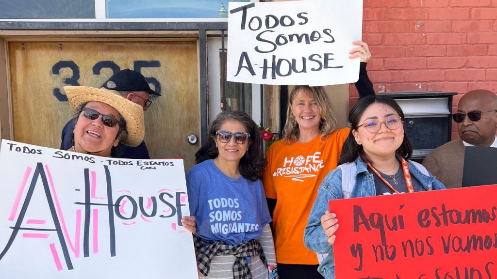 PROTESTA. El Instituto Hope Border se unió a líderes locales para solidarizarse con Annunciation House para manifestarse en contra de los ataques por parte del gobierno de Texas, quienes quieren cerrar la organización que da hospitalidad a refugiados.