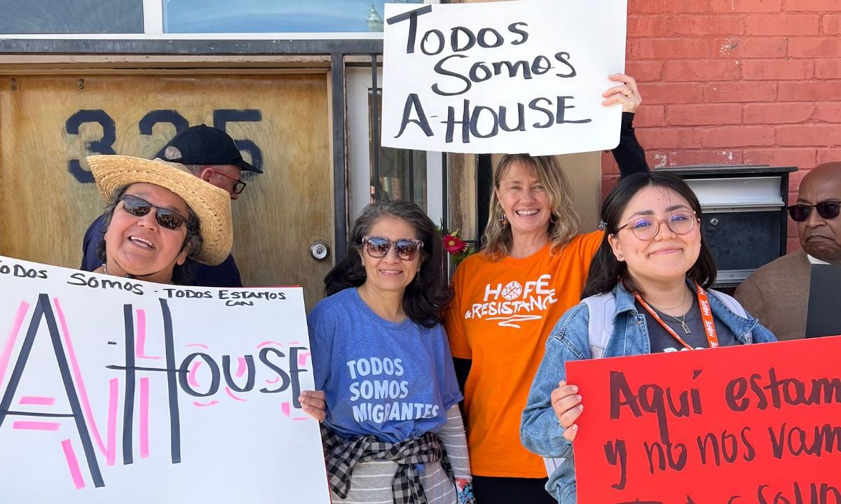 PROTESTA. El Instituto Hope Border se unió a líderes locales para solidarizarse con Annunciation House para manifestarse en contra de los ataques por parte del gobierno de Texas, quienes quieren cerrar la organización que da hospitalidad a refugiados.