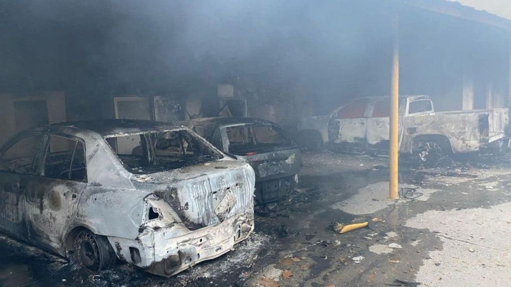 VIOLENCIA. El grupo de delincuentes quemaron una casa, una patrulla y una ambulancia en Doctor Coss, Nuevo León.