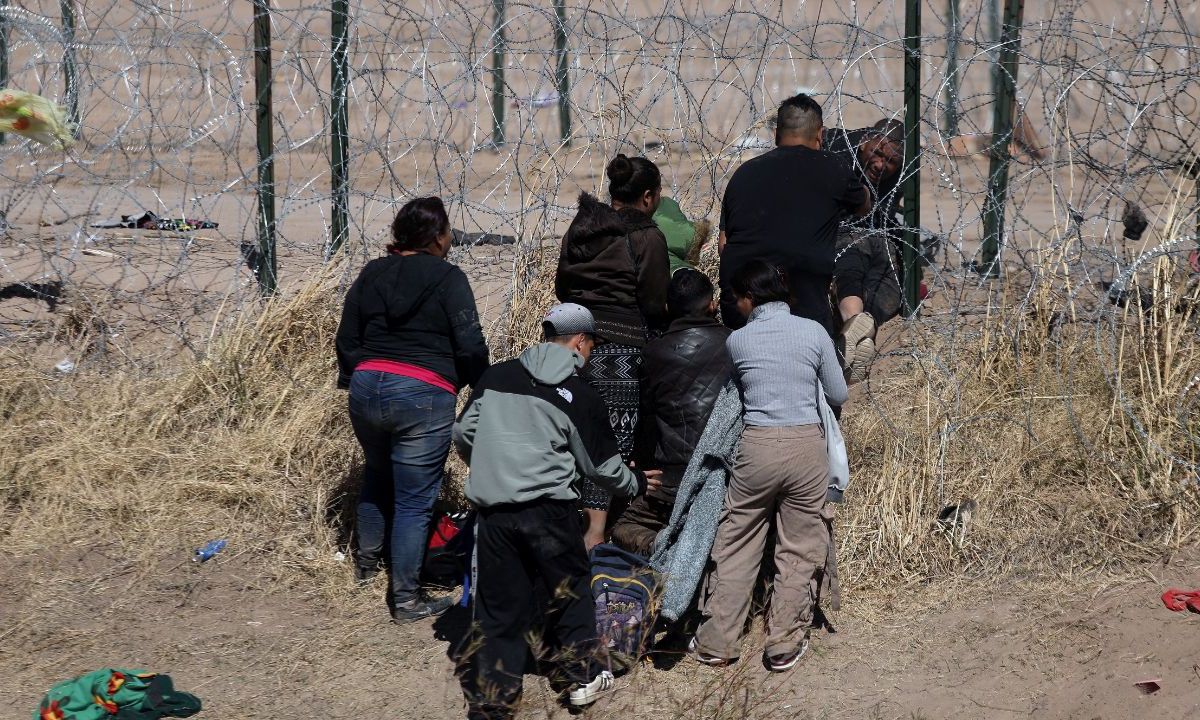 Paso. Miles de migrantes intentan cruzar a diario la frontera de México con Estados Unidos. 