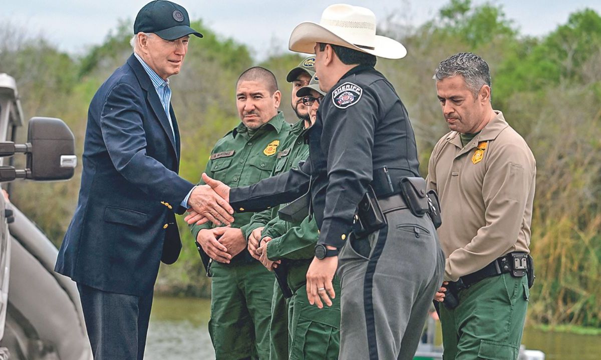 RECORRIDO. El presidente Joe Biden se reunió con la Patrulla Fronteriza en Brownsville, mientras el exmandatario Donald Trump arribó a Eagle Pass.