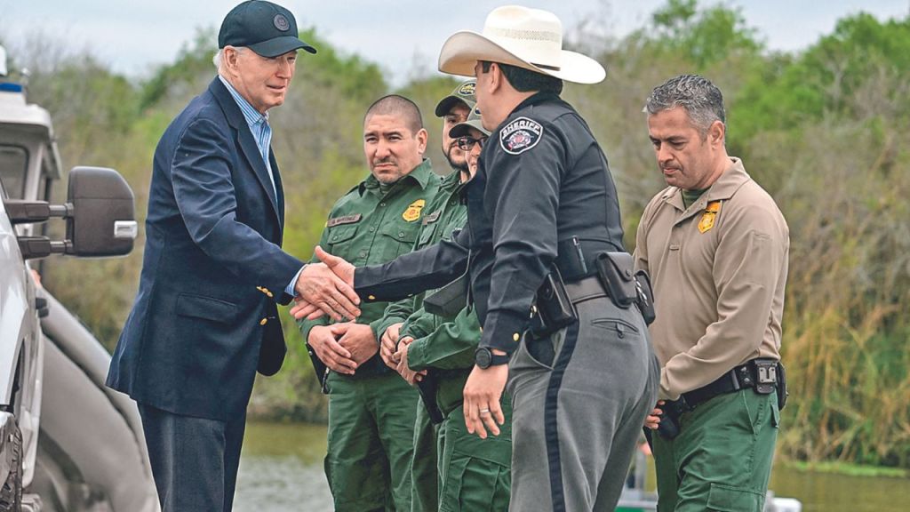 RECORRIDO. El presidente Joe Biden se reunió con la Patrulla Fronteriza en Brownsville, mientras el exmandatario Donald Trump arribó a Eagle Pass.