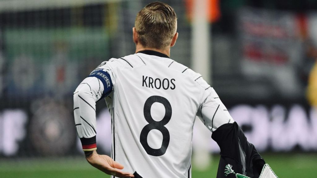 Toni Kroos portando el dorsal 8 con su gafete de capitán.