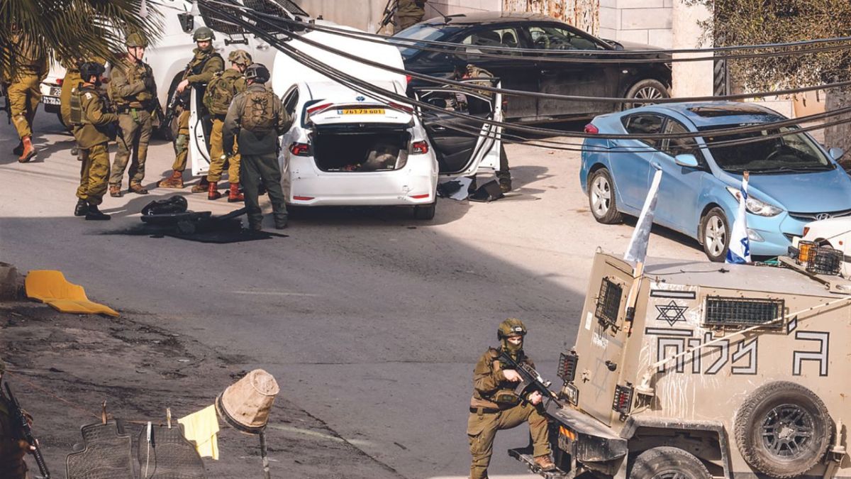 SEGURIDAD. Fuerzas israelíes revisaron ayer un coche tras los ataques de colonos a los palestinos, quienes pretendían tomar represalias contra las tropas posicionadas a las afueras de la ciudad ocupada de Hebrón.