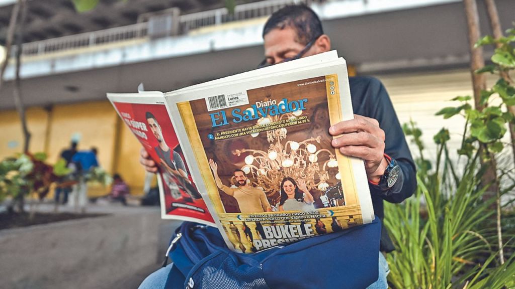 REACCIONES: Las portadas de los periódicos nacionales en el Centro Histórico de San Salvador destacaron ayer la victoria del presidente Nayib Bukele en las elecciones.