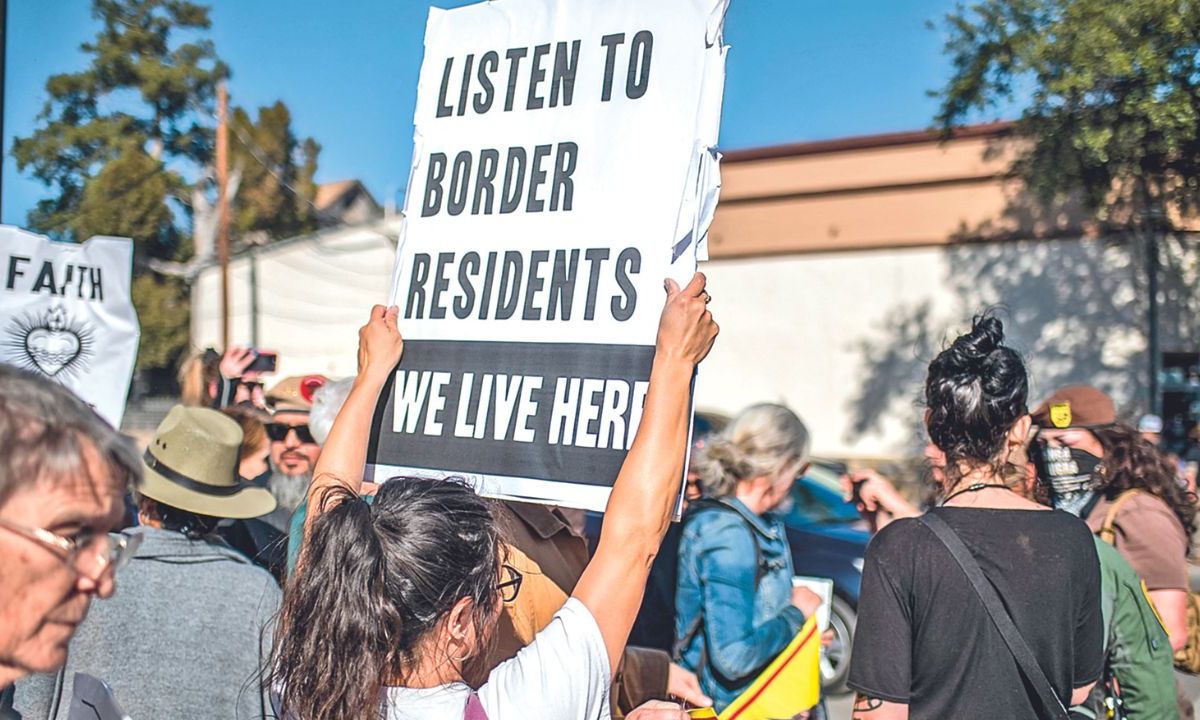 PROTESTA. Manifestantes proinmigrantes sostuvieron ayer carteles cerca del parque Shelby en Eagle Pass, Texas.
