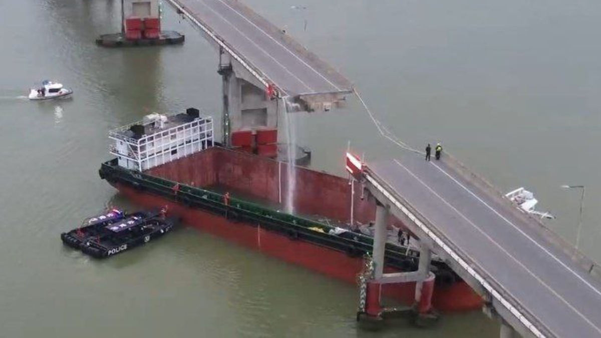 Buque colapsa puente en China