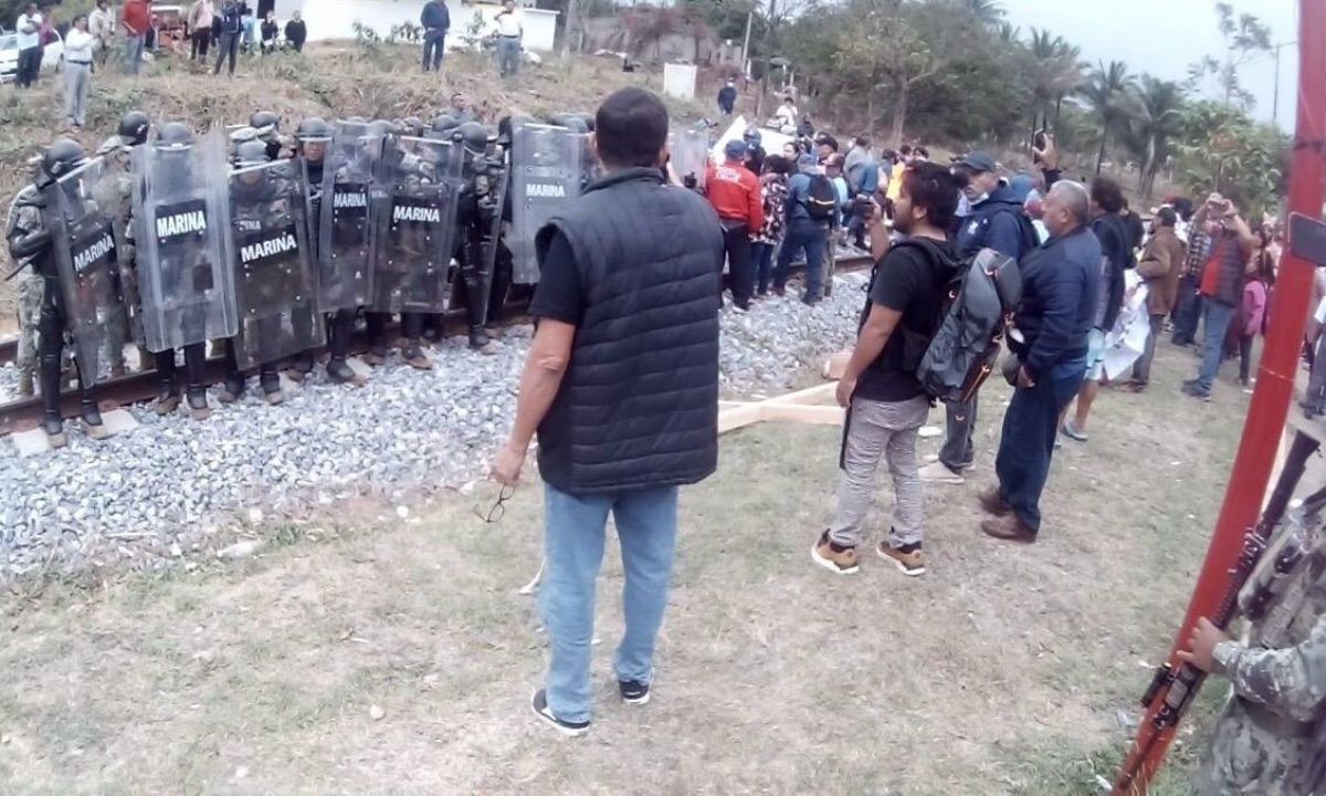 Marina retira bloqueo de extrabajadores en el Ferrocarril del Istmo de Tehuantepec; hay 2 detenidos