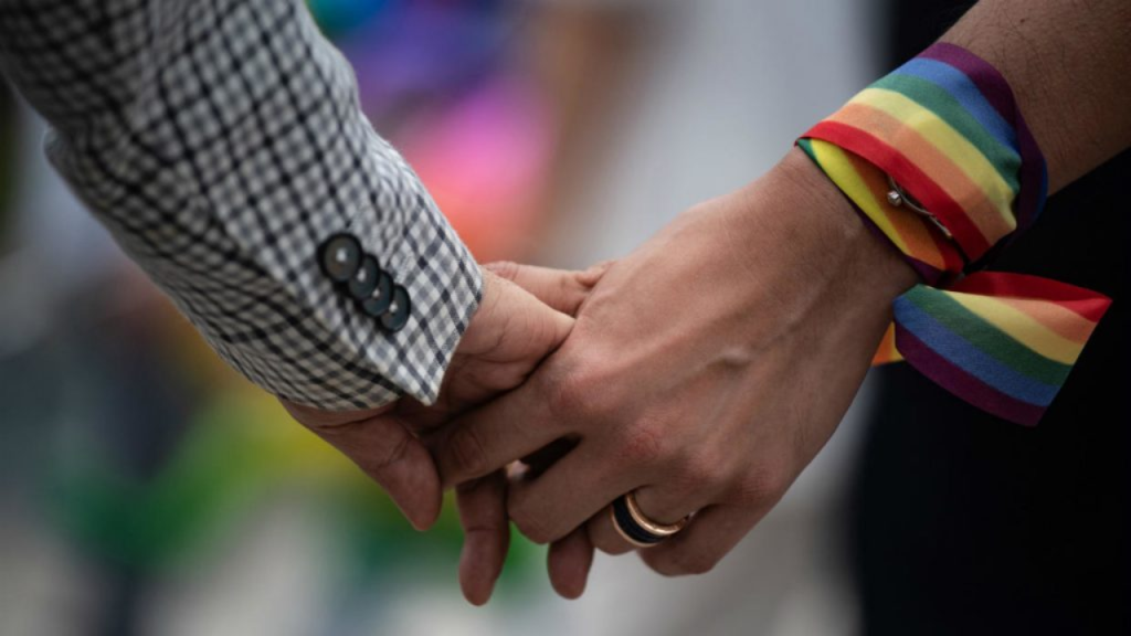 Parlamento de Grecia legaliza matrimonio de parejas del mismo sexo y adopción homoparental