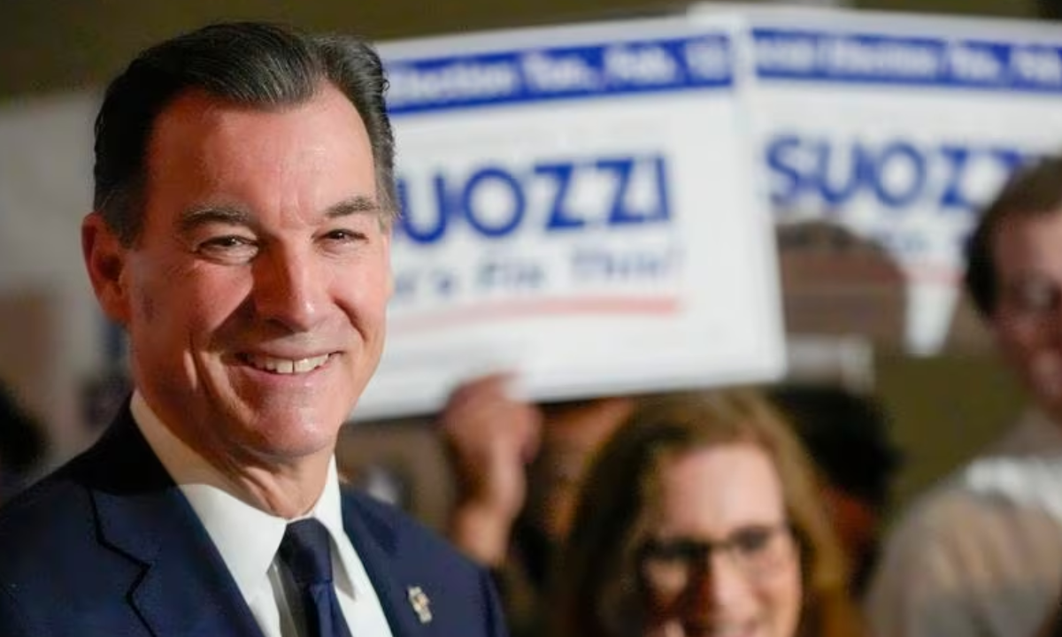 Demócrata Tom Suozzi gana lugar de George Santos, republicano expulsado de la Cámara de Representantes