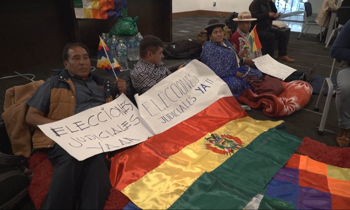 Arce promulga ley en Bolivia que seguidores de Morales pedían con bloqueos de rutas