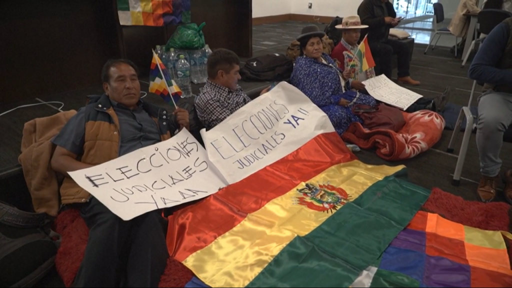 Arce promulga ley en Bolivia que seguidores de Morales pedían con bloqueos de rutas