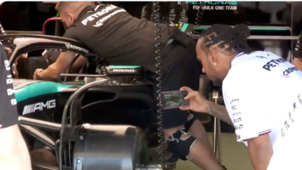 Foto:Captura de pantalla|Lewis Hamilton le toma fotos a su Mercedes; lo señalan de pasar información a Ferrari