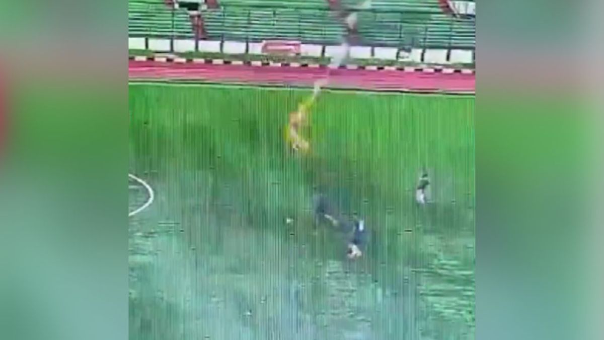 En pleno juego, un rayo cayó sobre un futbolista en Indonesia